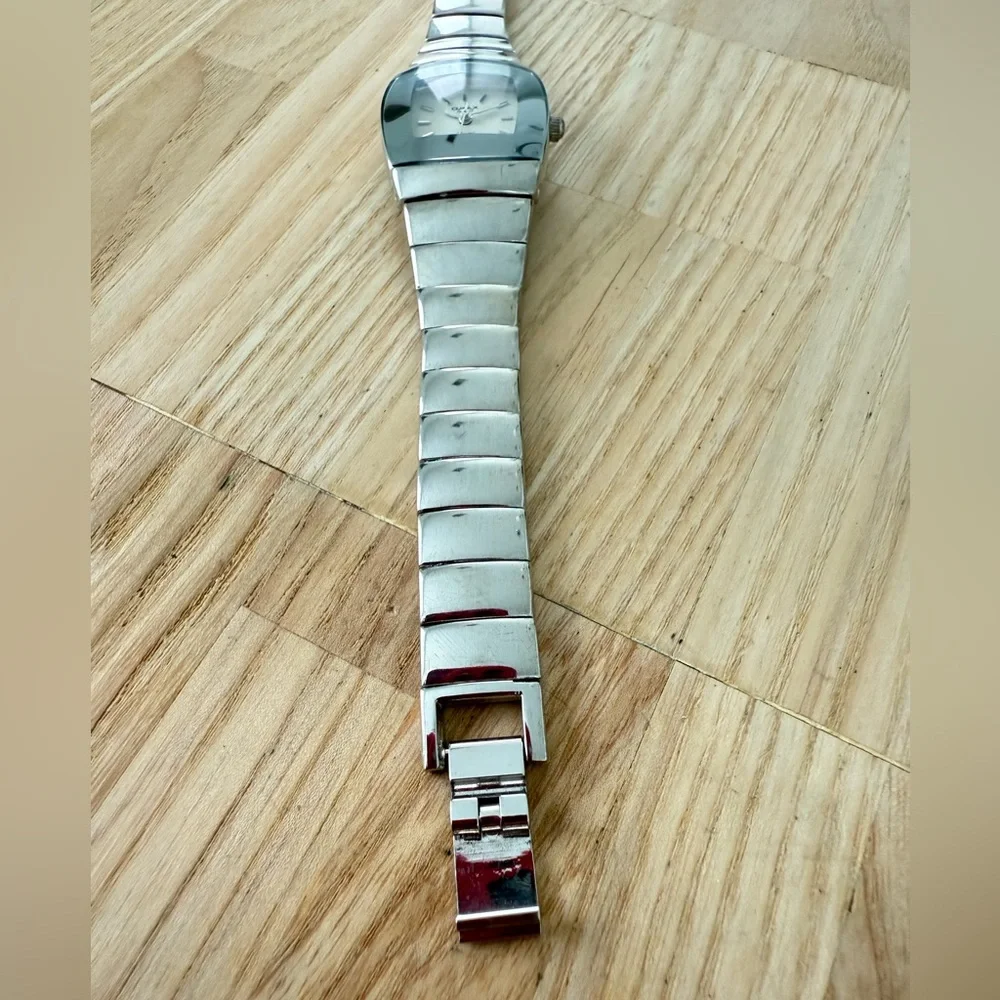 Retro Omax ladies silver tone dress watch NEW BATTERY